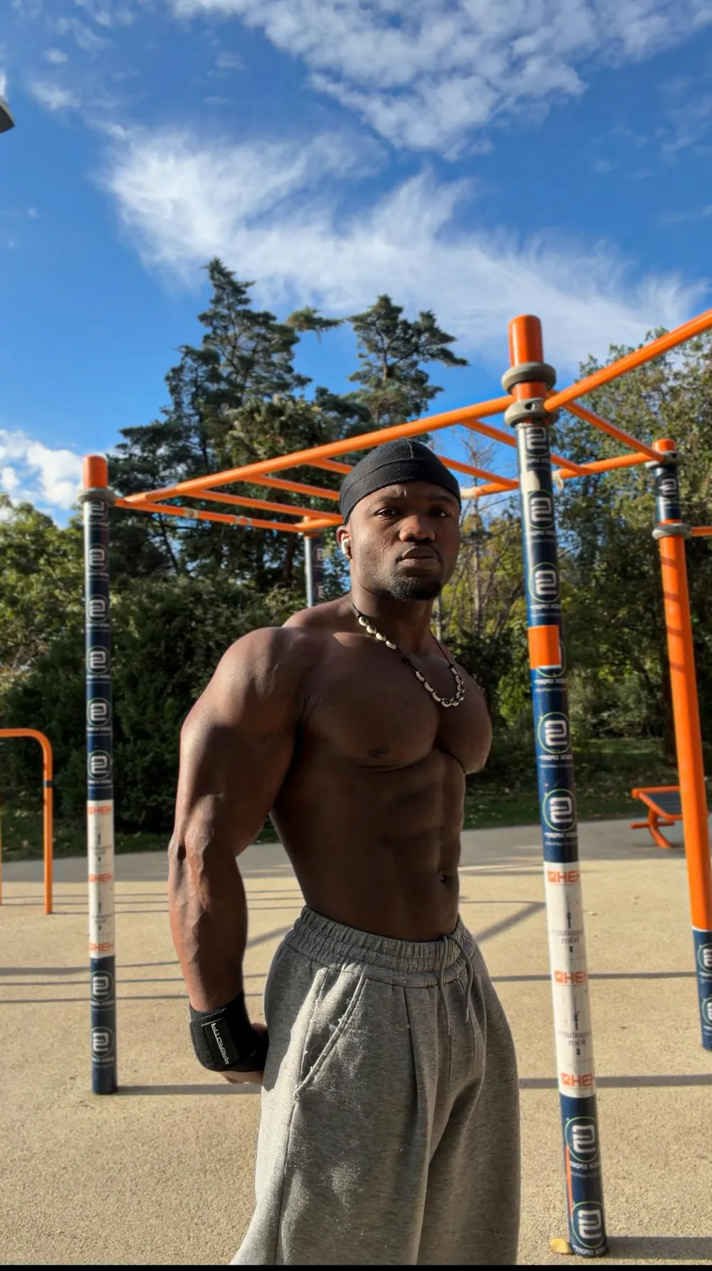 Masked Hanma oben ohne im Calisthenics-Park